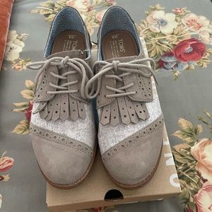 TOMS Women’s Oxford Shoes in size 8